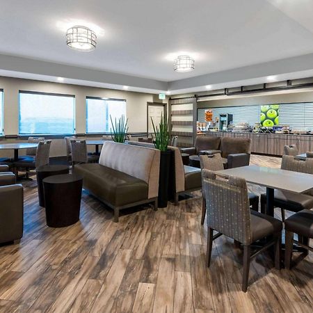 Отель La Quinta By Wyndham Fairbanks Airport Экстерьер фото