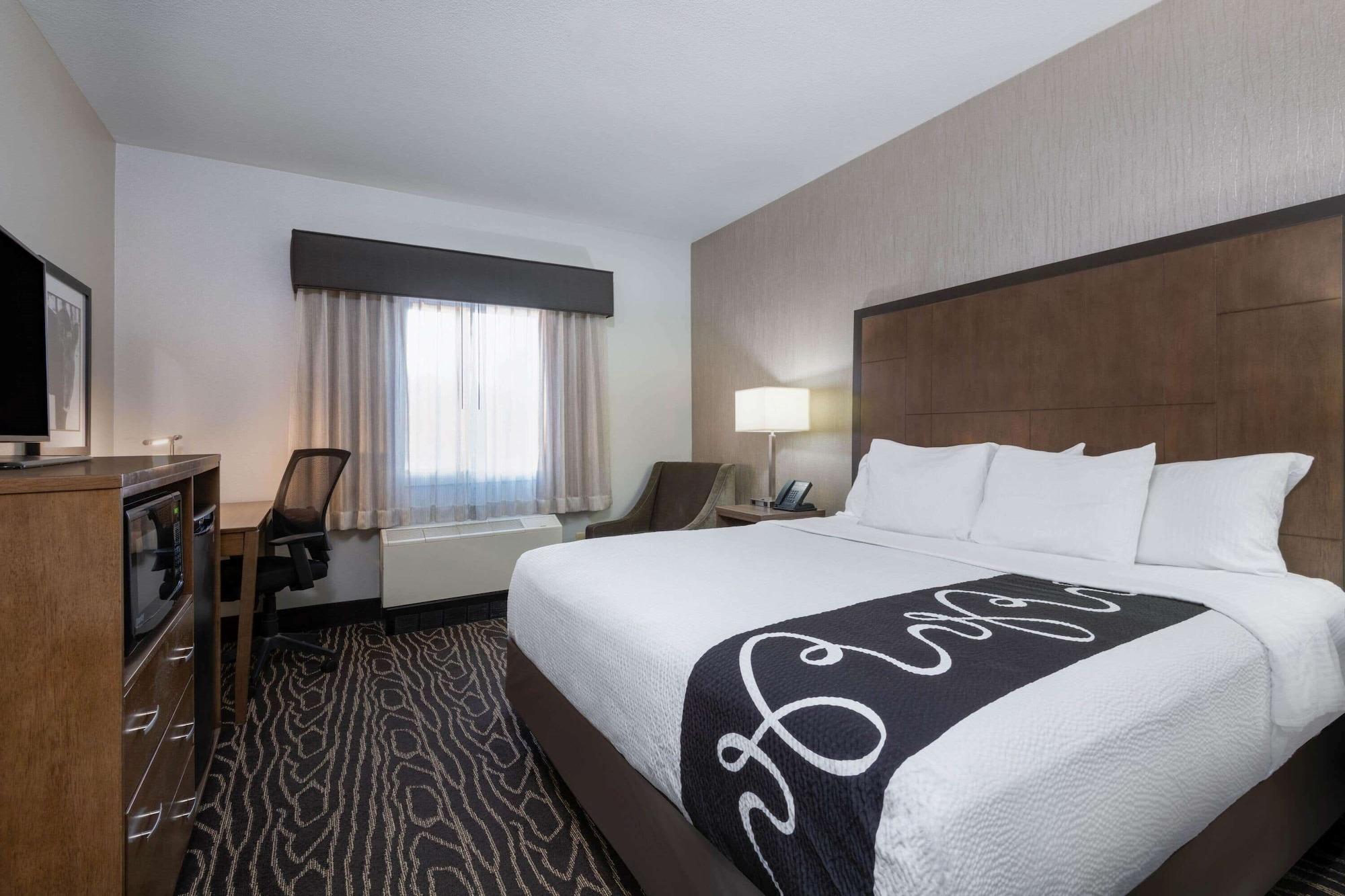 Отель La Quinta By Wyndham Fairbanks Airport Экстерьер фото